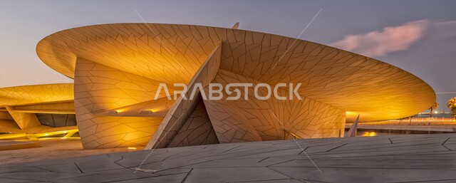 مبنى المتحف الوطني على شكل وردة الصحراء المطل على كورنيش مدينة الدوحة في وقت الغروب، تصاميم وديكورات فنية تعكس الثقافة القطرية وهوية البلاد، الفن الهندسي المعماري المتطور للمتاحف والمعالم التراثية الحضارية المشهورة في دولة قطر