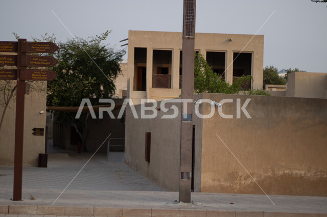 المعالم السياحية الشهيرة، الفن الهندسي المعماري على الطراز القديم، المباني الأثرية في منطقة الشندغة في حي خور دبي بالإمارات العربية المتحدة، المدينة التاريخية في دبي، لوحات توجيهية لمساعدة الزوار