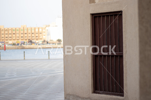 نافذة في مبنى تراثي، المعالم السياحية الشهيرة، دار آل مكتوم في منطقة الشندغة في حي خور دبي، المباني الأثرية بالإمارات العربية المتحدة، الفن الهندسي المعماري على الطراز القديم