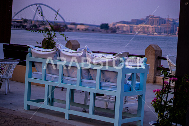 مقهى مطل على ميناء خور دبي في النهار, الواجهة المائية والترفيهية في دولة الإمارات, الفن الهندسي المعماري للأبراج وناطحات السحاب المطلة على ساحل الخليج العربي, أماكن ومعالم سياحية