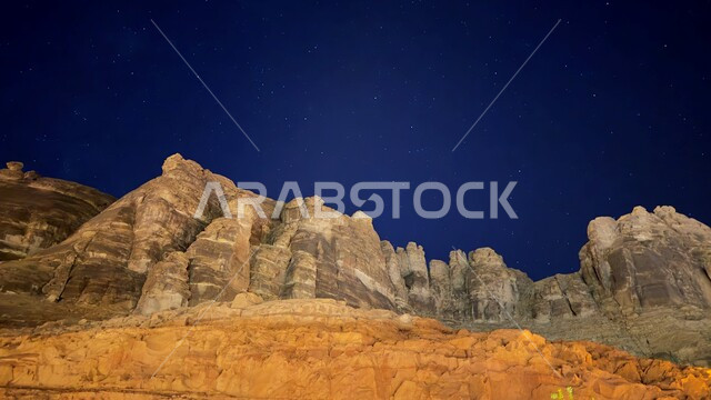 معالم اثرية تاريخية قديمة، اماكن سياحية مشهورة، القمم والمرتفعات الجبلية، المناظر الطبيعية في المناطق الصحراوية في المملكة العربيه السعودية، التكوينات والتشكيلات الصخرية في صحراء محافظة العلا وقت الليل