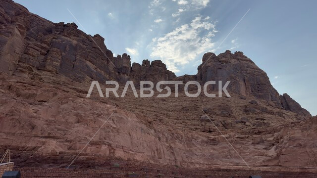 القمم والمرتفعات الجبلية في المناطق الصحراوية، معالم اثرية تاريخية قديمة، اماكن سياحية مشهورة في المملكة العربية السعودية، التكوينات والتشكيلات الصخرية في صحراء محافظة العلا
