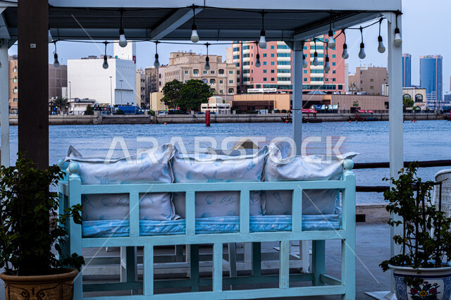 الواجهة المائية والترفيهية في دولة الإمارات, مقهى مطل على ميناء خور دبي في النهار, الفن الهندسي المعماري للأبراج وناطحات السحاب المطلة على ساحل الخليج العربي, أماكن ومعالم سياحية