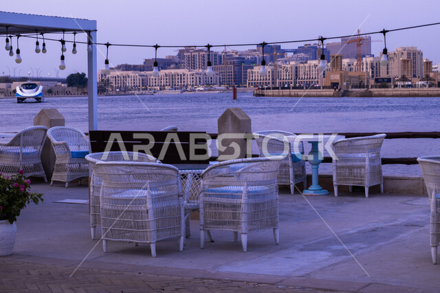 مقهى مطل على ميناء خور دبي في النهار, الواجهة المائية والترفيهية في دولة الإمارات, الفن الهندسي المعماري للأبراج وناطحات السحاب المطلة على ساحل الخليج العربي, أماكن ومعالم سياحية