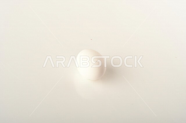 بيضة بيضاء اللون , صورة مقربة للبيض , خلفية بيضاء , طعام صحي 
