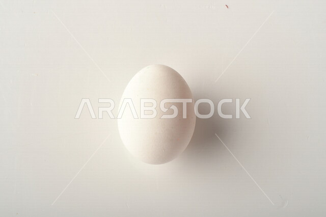 بيضة بيضاء اللون , صورة مقربة للبيض , خلفية بيضاء , طعام صحي 