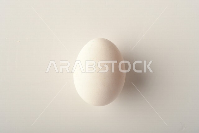 بيضة بيضاء اللون , صورة مقربة للبيض , خلفية بيضاء , طعام صحي 