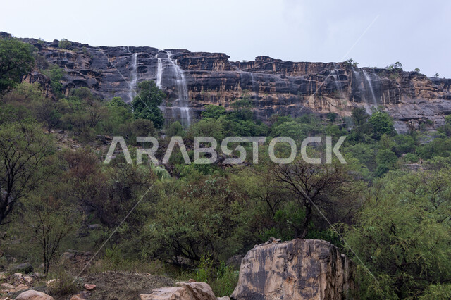 الشلالات المائية الطبيعية على السفوح والمنحدرات الجبلية،الاهتمام بالتشجير وزراعة النباتات الخضراء، المدرجات الزراعيه في جبال الربوعة في منطقة عسير، معالم وأماكن سياحية مشهورة, المناظر الطبيعية المتميزة في المملكة العربية السعودية