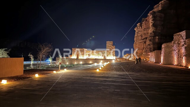الحضارة القديمة التاريخية، الفن الهندسي المعماري للمساجد الأثرية، جامع الصخرة في محافظة العلا في وقت الليل، أماكن ومعالم سياحية مشهورة في المملكة العربية السعودية