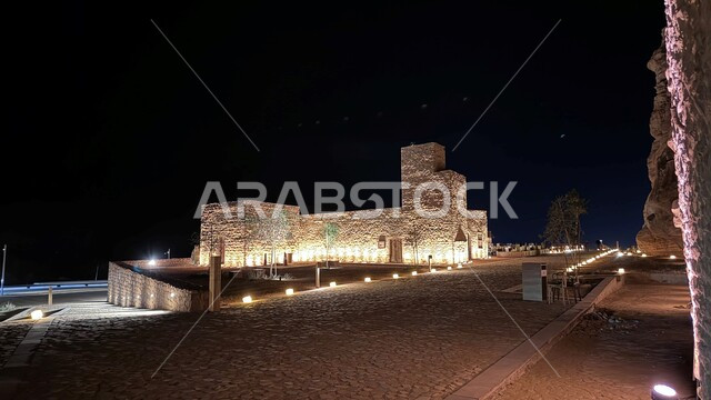 الفن الهندسي المعماري للمساجد الأثرية، جامع الصخرة في محافظة العلا في وقت الليل، أماكن ومعالم سياحية مشهورة في المملكة العربية السعودية، الحضارة القديمة التاريخية