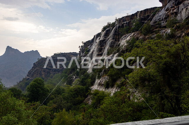 الشلالات المائية الطبيعية على السفوح والمنحدرات الجبلية، الاهتمام بالتشجير وزراعة النباتات الخضراء، المدرجات الزراعيه في جبال الربوعة في منطقة عسير، معالم وأماكن سياحية مشهورة, المناظر الطبيعية المتميزة في المملكة العربية السعودية