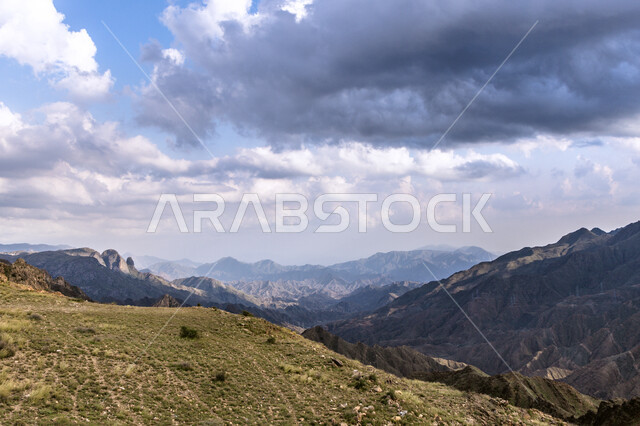 منظر السحاب في السماء فوق القمم والمرتفعات الجبلية, الأماكن والمعالم السياحية في المملكة العربية السعودية, المناظر الطبيعية على جبال عسير, التكوينات والتشكيلات الصخرية المتميزة