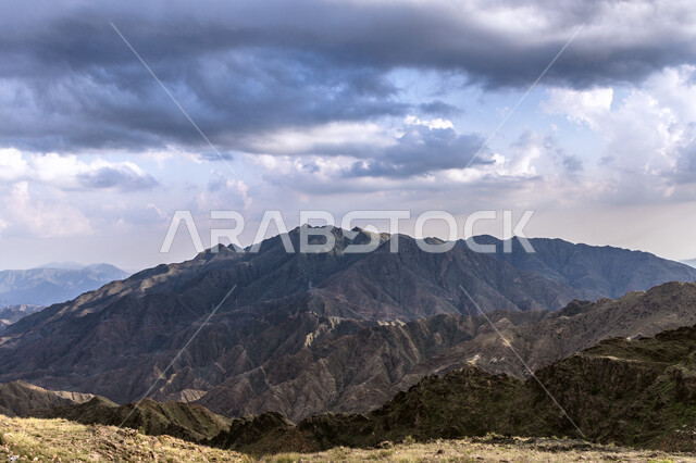 منظر السحاب في السماء فوق القمم والمرتفعات الجبلية, الأماكن والمعالم السياحية في المملكة العربية السعودية, المناظر الطبيعية على جبال عسير, التكوينات والتشكيلات الصخرية المتميزة