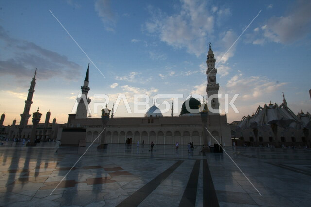 صور بمختلف الجهات لمسجد النبوي الشريف في المدينة المنورة في  المملكة العربية السعودية ، العبادة و التقرب الى الله , الحرم النبوي الشريف , مسجد النبي محمد , القبة الخضراء من معالم المسجد النبوي