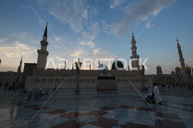 صور بمختلف الجهات لمسجد النبوي الشريف في المدينة المنورة في  المملكة العربية السعودية ، العبادة و التقرب الى الله , الحرم النبوي الشريف , مسجد النبي محمد , القبة الخضراء من معالم المسجد النبوي