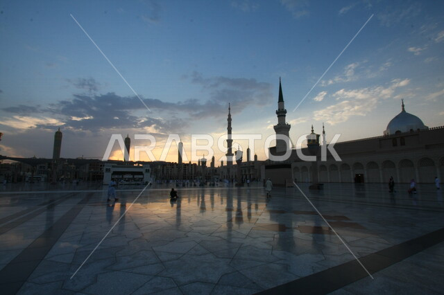 صور بمختلف الجهات لمسجد النبوي الشريف في المدينة المنورة في  المملكة العربية السعودية ، العبادة و التقرب الى الله , الحرم النبوي الشريف , مسجد النبي محمد , القبة الخضراء من معالم المسجد النبوي