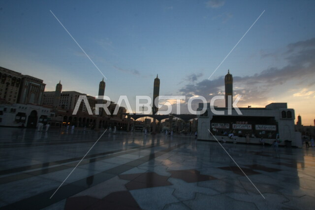 صور بمختلف الجهات لمسجد النبوي الشريف في المدينة المنورة في  المملكة العربية السعودية ، العبادة و التقرب الى الله , الحرم النبوي الشريف , مسجد النبي محمد , القبة الخضراء من معالم المسجد النبوي