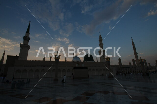 صور بمختلف الجهات لمسجد النبوي الشريف في المدينة المنورة في  المملكة العربية السعودية ، العبادة و التقرب الى الله , الحرم النبوي الشريف , مسجد النبي محمد , القبة الخضراء من معالم المسجد النبوي