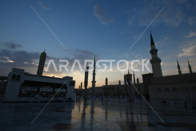 صور بمختلف الجهات لمسجد النبوي الشريف في المدينة المنورة في  المملكة العربية السعودية ، العبادة و التقرب الى الله , الحرم النبوي الشريف , مسجد النبي محمد , القبة الخضراء من معالم المسجد النبوي