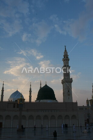 صور بمختلف الجهات لمسجد النبوي الشريف في المدينة المنورة في  المملكة العربية السعودية ، العبادة و التقرب الى الله , الحرم النبوي الشريف , مسجد النبي محمد , القبة الخضراء من معالم المسجد النبوي