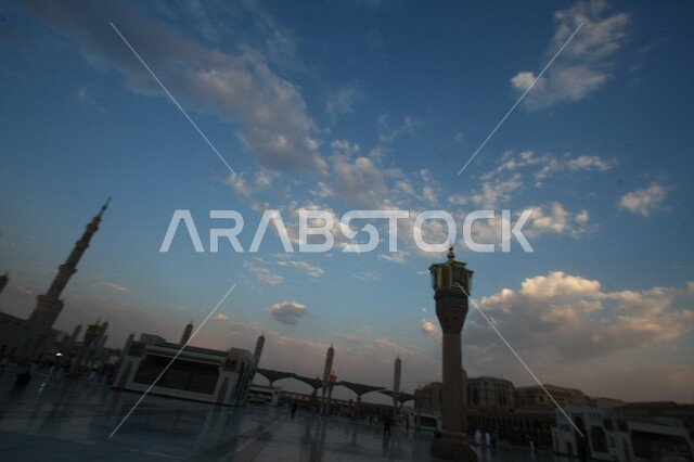 صور بمختلف الجهات لمسجد النبوي الشريف في المدينة المنورة في  المملكة العربية السعودية ، العبادة و التقرب الى الله , الحرم النبوي الشريف , مسجد النبي محمد , القبة الخضراء من معالم المسجد النبوي