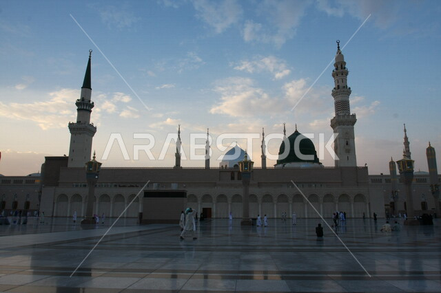 صور بمختلف الجهات لمسجد النبوي الشريف في المدينة المنورة في  المملكة العربية السعودية ، العبادة و التقرب الى الله , الحرم النبوي الشريف , مسجد النبي محمد , القبة الخضراء من معالم المسجد النبوي