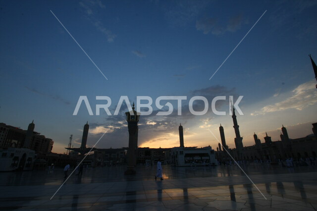 صور بمختلف الجهات لمسجد النبوي الشريف في المدينة المنورة في  المملكة العربية السعودية ، العبادة و التقرب الى الله , الحرم النبوي الشريف , مسجد النبي محمد , القبة الخضراء من معالم المسجد النبوي