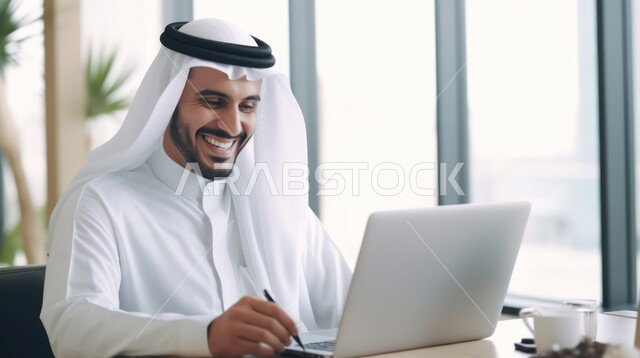  إنجاز المهام المكتبية المطلوبة, دمج العمل مع التقنية والتكنولوجيا, رجل عربي خليجي سعودي يرتدي الثوب التقليدي والغترة يجلس في مكتبه ويقوم بتصفح تطبيقات إدراة الأعمال عبر جهاز الحاسوب المحمول, مهن ووظائف سعودية في المملكة