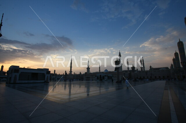 صور بمختلف الجهات لمسجد النبوي الشريف في المدينة المنورة في  المملكة العربية السعودية ، العبادة و التقرب الى الله , الحرم النبوي الشريف , مسجد النبي محمد , القبة الخضراء من معالم المسجد النبوي