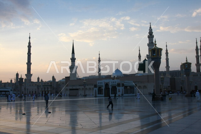 صور بمختلف الجهات لمسجد النبوي الشريف في المدينة المنورة في  المملكة العربية السعودية ، العبادة و التقرب الى الله , الحرم النبوي الشريف , مسجد النبي محمد , القبة الخضراء من معالم المسجد النبوي