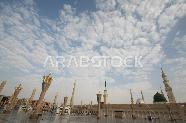 صور بمختلف الجهات لمسجد النبوي الشريف في المدينة المنورة في  المملكة العربية السعودية ، العبادة و التقرب الى الله , الحرم النبوي الشريف , مسجد النبي محمد , القبة الخضراء من معالم المسجد النبوي