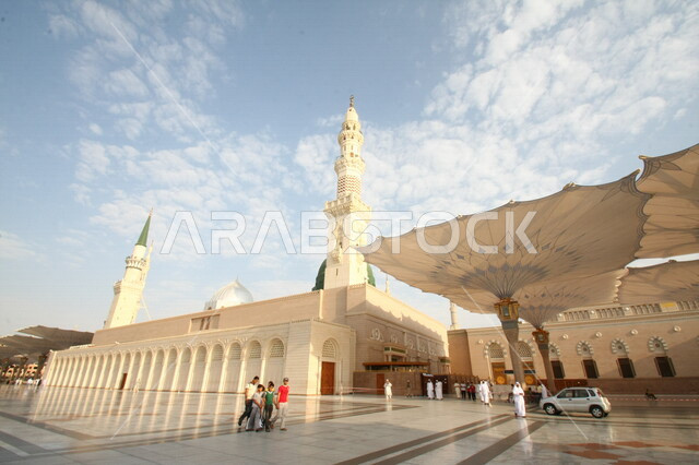 صور بمختلف الجهات لمسجد النبوي الشريف في المدينة المنورة في  المملكة العربية السعودية ، العبادة و التقرب الى الله , الحرم النبوي الشريف , مسجد النبي محمد , القبة الخضراء من معالم المسجد النبوي
