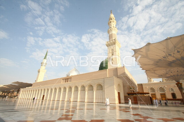 صور بمختلف الجهات لمسجد النبوي الشريف في المدينة المنورة في  المملكة العربية السعودية ، العبادة و التقرب الى الله , الحرم النبوي الشريف , مسجد النبي محمد , القبة الخضراء من معالم المسجد النبوي