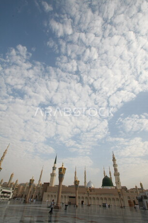صور بمختلف الجهات لمسجد النبوي الشريف في المدينة المنورة في  المملكة العربية السعودية ، العبادة و التقرب الى الله , الحرم النبوي الشريف , مسجد النبي محمد , القبة الخضراء من معالم المسجد النبوي