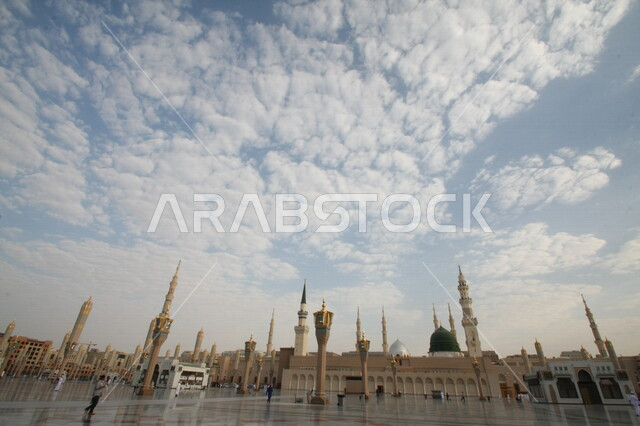 صور بمختلف الجهات لمسجد النبوي الشريف في المدينة المنورة في  المملكة العربية السعودية ، العبادة و التقرب الى الله , الحرم النبوي الشريف , مسجد النبي محمد , القبة الخضراء من معالم المسجد النبوي