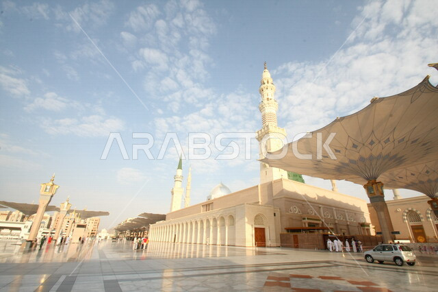 صور بمختلف الجهات لمسجد النبوي الشريف في المدينة المنورة في  المملكة العربية السعودية ، العبادة و التقرب الى الله , الحرم النبوي الشريف , مسجد النبي محمد , القبة الخضراء من معالم المسجد النبوي