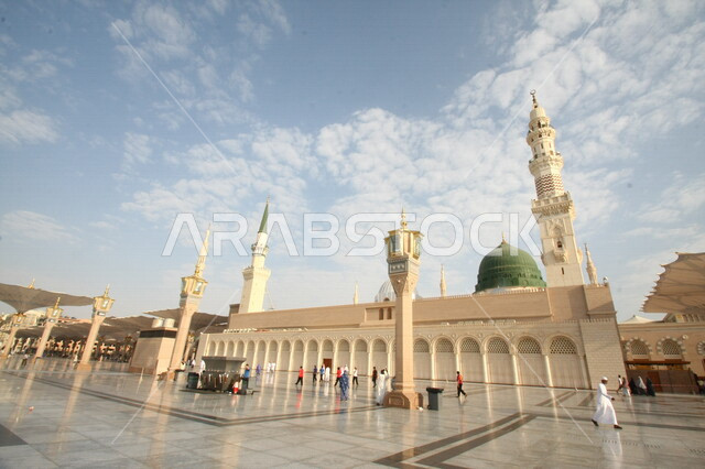 صور بمختلف الجهات لمسجد النبوي الشريف في المدينة المنورة في  المملكة العربية السعودية ، العبادة و التقرب الى الله , الحرم النبوي الشريف , مسجد النبي محمد , القبة الخضراء من معالم المسجد النبوي