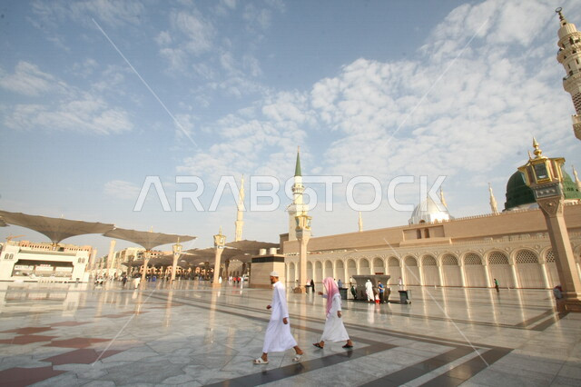 صور بمختلف الجهات لمسجد النبوي الشريف في المدينة المنورة في  المملكة العربية السعودية ، العبادة و التقرب الى الله , الحرم النبوي الشريف , مسجد النبي محمد , القبة الخضراء من معالم المسجد النبوي