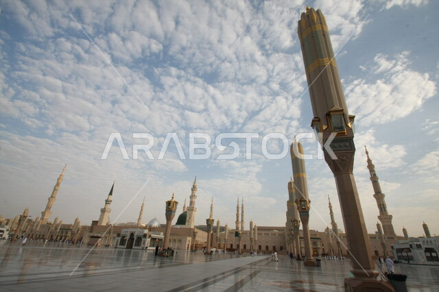 صور بمختلف الجهات لمسجد النبوي الشريف في المدينة المنورة في  المملكة العربية السعودية ، العبادة و التقرب الى الله , الحرم النبوي الشريف , مسجد النبي محمد , القبة الخضراء من معالم المسجد النبوي