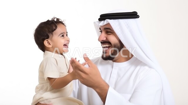 مفهوم الترابط الأسري, الأبوة وحنان الأب, بورتريه مقرب لرجل عربي خليجي سعودي يرتدي الثوب التقليدي ويقوم باحتضان طفله الصغير بحب, قضاء أوقات ممتعة مع الأبناء, تحمل مسؤولية والاعتناء بهم، خلفية بيضاء