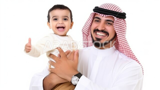 مفهوم الترابط الأسري, الأبوة وحنان الأب, بورتريه مقرب لرجل عربي خليجي سعودي يرتدي الثوب التقليدي ويقوم باحتضان طفله الصغير بحب, قضاء أوقات ممتعة مع الأبناء, تحمل مسؤولية والاعتناء بهم، خلفية بيضاء