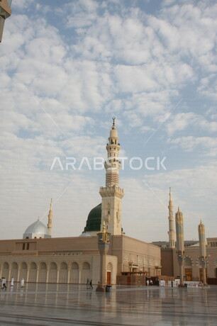 صور بمختلف الجهات لمسجد النبوي الشريف في المدينة المنورة في  المملكة العربية السعودية ، العبادة و التقرب الى الله , الحرم النبوي الشريف , مسجد النبي محمد , القبة الخضراء من معالم المسجد النبوي