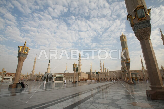 صور بمختلف الجهات لمسجد النبوي الشريف في المدينة المنورة في  المملكة العربية السعودية ، العبادة و التقرب الى الله , الحرم النبوي الشريف , مسجد النبي محمد , القبة الخضراء من معالم المسجد النبوي