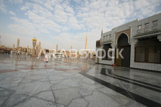 صور بمختلف الجهات لمسجد النبوي الشريف في المدينة المنورة في  المملكة العربية السعودية ، العبادة و التقرب الى الله , الحرم النبوي الشريف , مسجد النبي محمد , القبة الخضراء من معالم المسجد النبوي