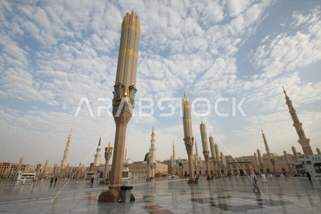 صور بمختلف الجهات لمسجد النبوي الشريف في المدينة المنورة في  المملكة العربية السعودية ، العبادة و التقرب الى الله , الحرم النبوي الشريف , مسجد النبي محمد , القبة الخضراء من معالم المسجد النبوي