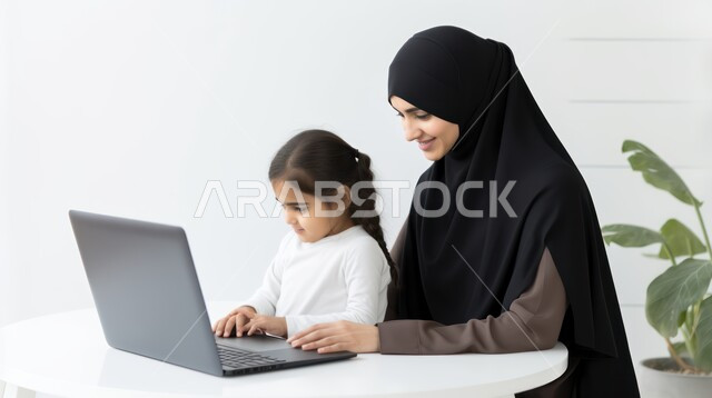 إنجاز مهام العمل عن بعد من خلال الانترنت، مهن ووظائف نسائية مكتبية، إجراء مكالمات فيديو عبر جهاز اللابتوب، صورة مقربة لشابة عربية خليجية سعودية تعمل على الحاسب المحمول بايماءات السعادة والسرور، استخدام التكنولوجيا الحديثة والمتطورة