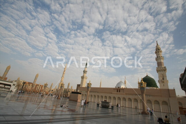 صور بمختلف الجهات لمسجد النبوي الشريف في المدينة المنورة في  المملكة العربية السعودية ، العبادة و التقرب الى الله , الحرم النبوي الشريف , مسجد النبي محمد , القبة الخضراء من معالم المسجد النبوي