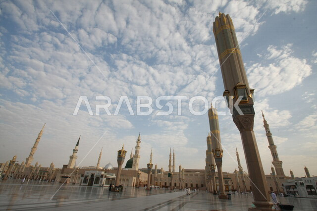 صور بمختلف الجهات لمسجد النبوي الشريف في المدينة المنورة في  المملكة العربية السعودية ، العبادة و التقرب الى الله , الحرم النبوي الشريف , مسجد النبي محمد , القبة الخضراء من معالم المسجد النبوي