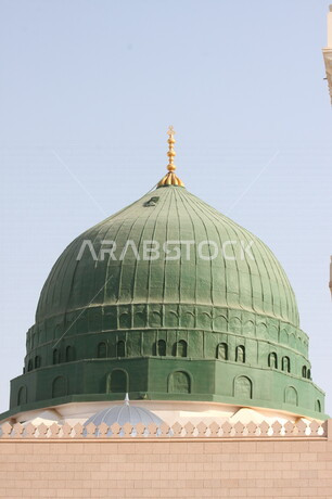 صور بمختلف الجهات لمسجد النبوي الشريف في المدينة المنورة في  المملكة العربية السعودية ، العبادة و التقرب الى الله , الحرم النبوي الشريف , مسجد النبي محمد , القبة الخضراء من معالم المسجد النبوي