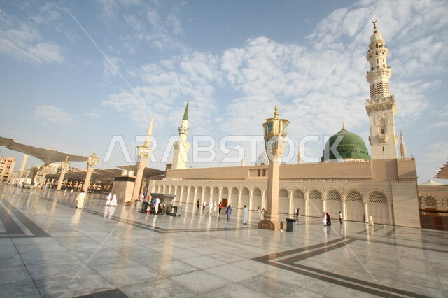 صور بمختلف الجهات لمسجد النبوي الشريف في المدينة المنورة في  المملكة العربية السعودية ، العبادة و التقرب الى الله , الحرم النبوي الشريف , مسجد النبي محمد , القبة الخضراء من معالم المسجد النبوي
